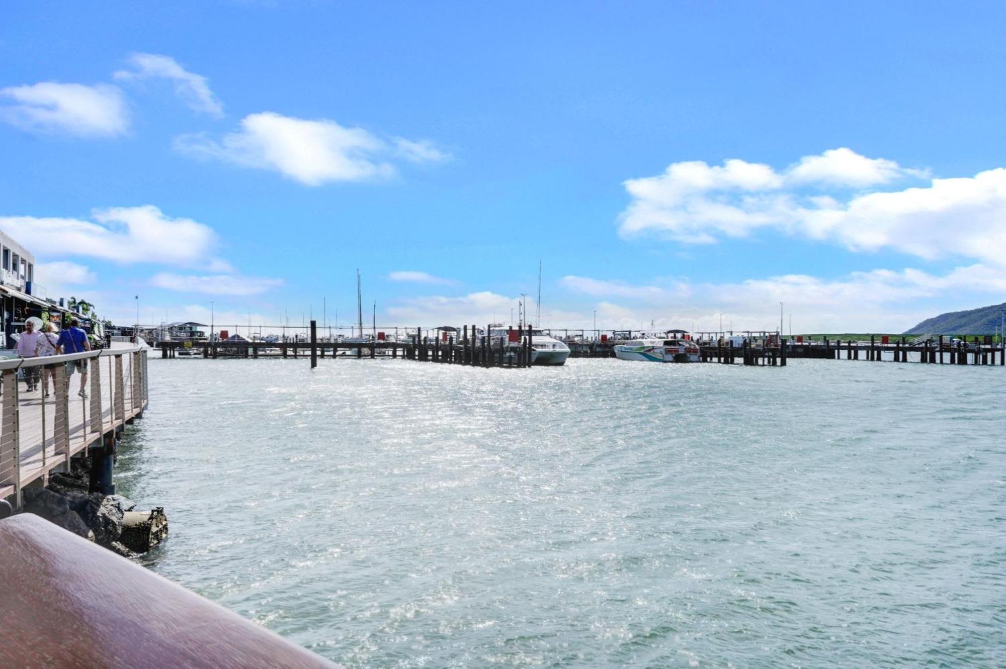 602 Harbour Lights With Ocean Views Hotel Cairns Room photo