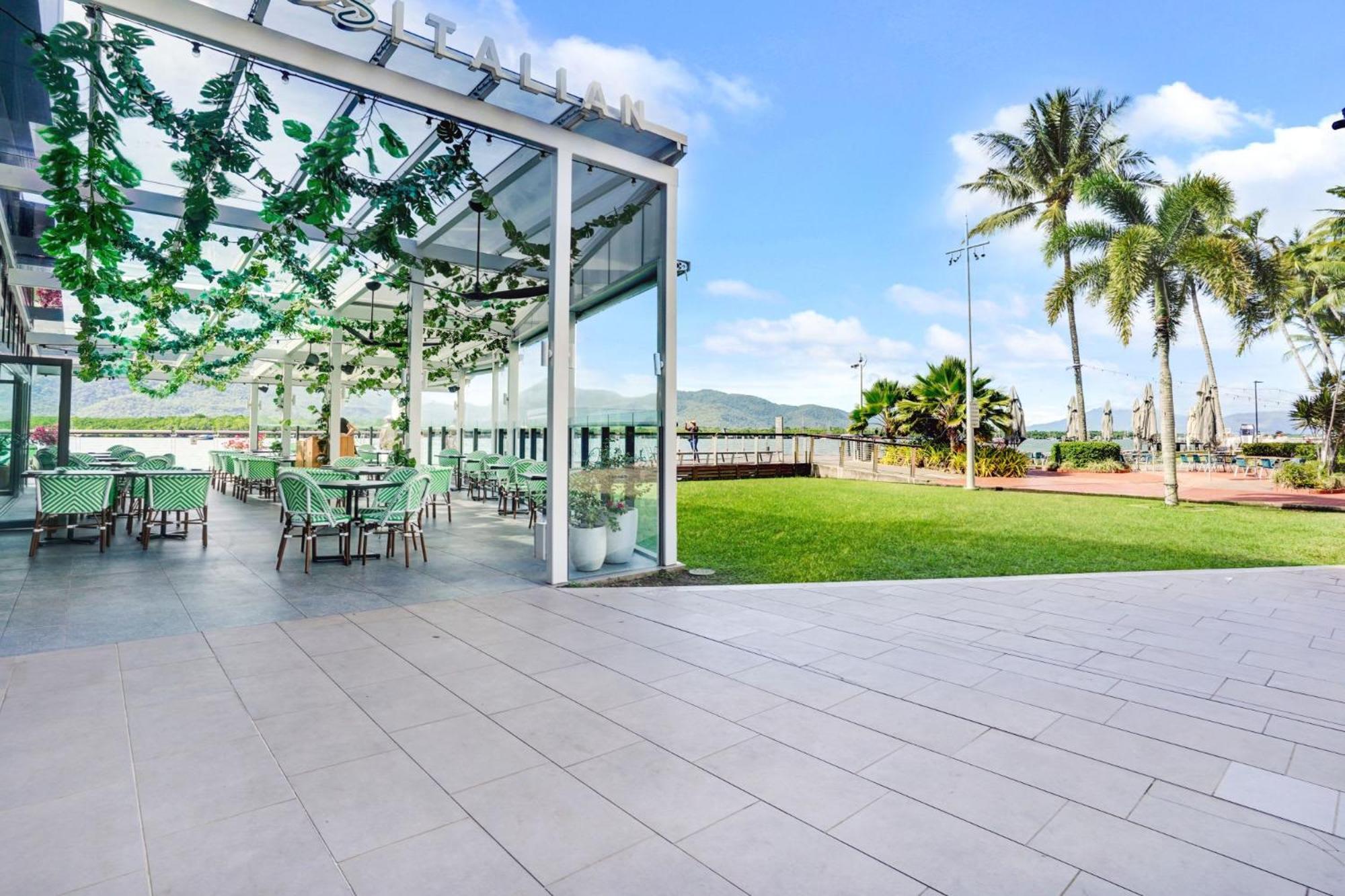 602 Harbour Lights With Ocean Views Hotel Cairns Room photo